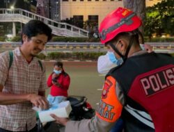 Ditsamapta Polda Metro Jaya Bagikan Masker Antisipasi Abu Vulkanik Anak Krakatau