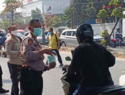 Polsek Metro Penjaringan Bagikan Masker Antisipasi Abu Vulkanik Anak Krakatau