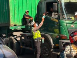Satlantas Polres Metro Jakarta Utara Bagikan 100 Masker Antisipasi Abu Vulkanik