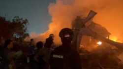 Brimob Polda Metro Bantu Amankan Kebakaran Lapak Limbah di Bekasi