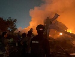 Brimob Polda Metro Bantu Amankan Kebakaran Lapak Limbah di Bekasi