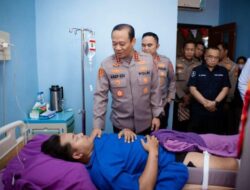 Kapolda Metro Jaya Besuk Tiga Polisi yang Cedera Saat Bertugas