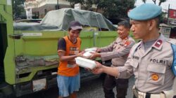 Jumat Peduli Polsek Tanjung Priok Bagikan 25 Bungkus Nasi kepada Warga