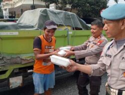 Jumat Peduli Polsek Tanjung Priok Bagikan 25 Bungkus Nasi kepada Warga