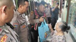 Polsek Pademangan Sambangi Warga, Salurkan Sembako Secara Door to Door