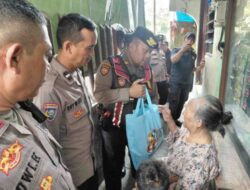 Polsek Pademangan Sambangi Warga, Salurkan Sembako Secara Door to Door