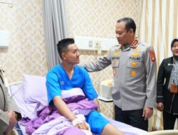 Kapolda Metro Jaya Besuk Dua Polisi dan Pengemudi Ojol di RS Polri
