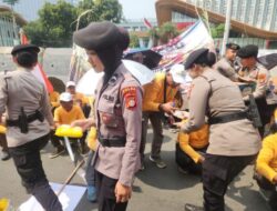 Polisi Bagikan Roti dan Air Mineral kepada Petani Tebu di Monas