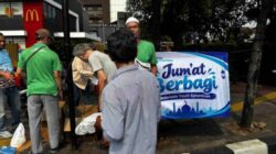 IYE Bagikan Makanan Sehat kepada Warga di Pinggir Jalan Jakarta Timur