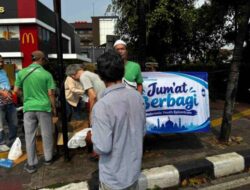 IYE Bagikan Makanan Sehat kepada Warga di Pinggir Jalan Jakarta Timur