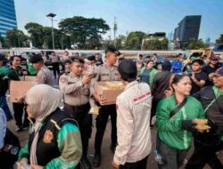 Polisi Bagikan Makanan dan Minuman kepada Buruh Saat Aksi di DPR
