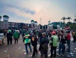 Polisi Bagikan Snack dan Air Minum kepada Peserta Aksi Ojol di DPR