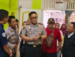 Kapolsek Penjaringan Salurkan Bansos kepada Korban Kebakaran, Dua Orang Tewas