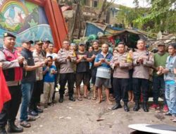 Polsek Pademangan Bagikan 50 Nasi Kotak kepada Warga dalam Jumat Peduli