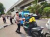 Polsek Kelapa Gading Bagikan 50 Nasi Kotak kepada Ojol dan Warga