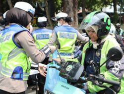 Polda Metro Jaya Bagikan 200 Paket Jumat Berkah untuk Komunitas Ojol