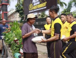 Brimob Peduli, Batalyon B Pelopor Bagikan Beras kepada Masyarakat 
